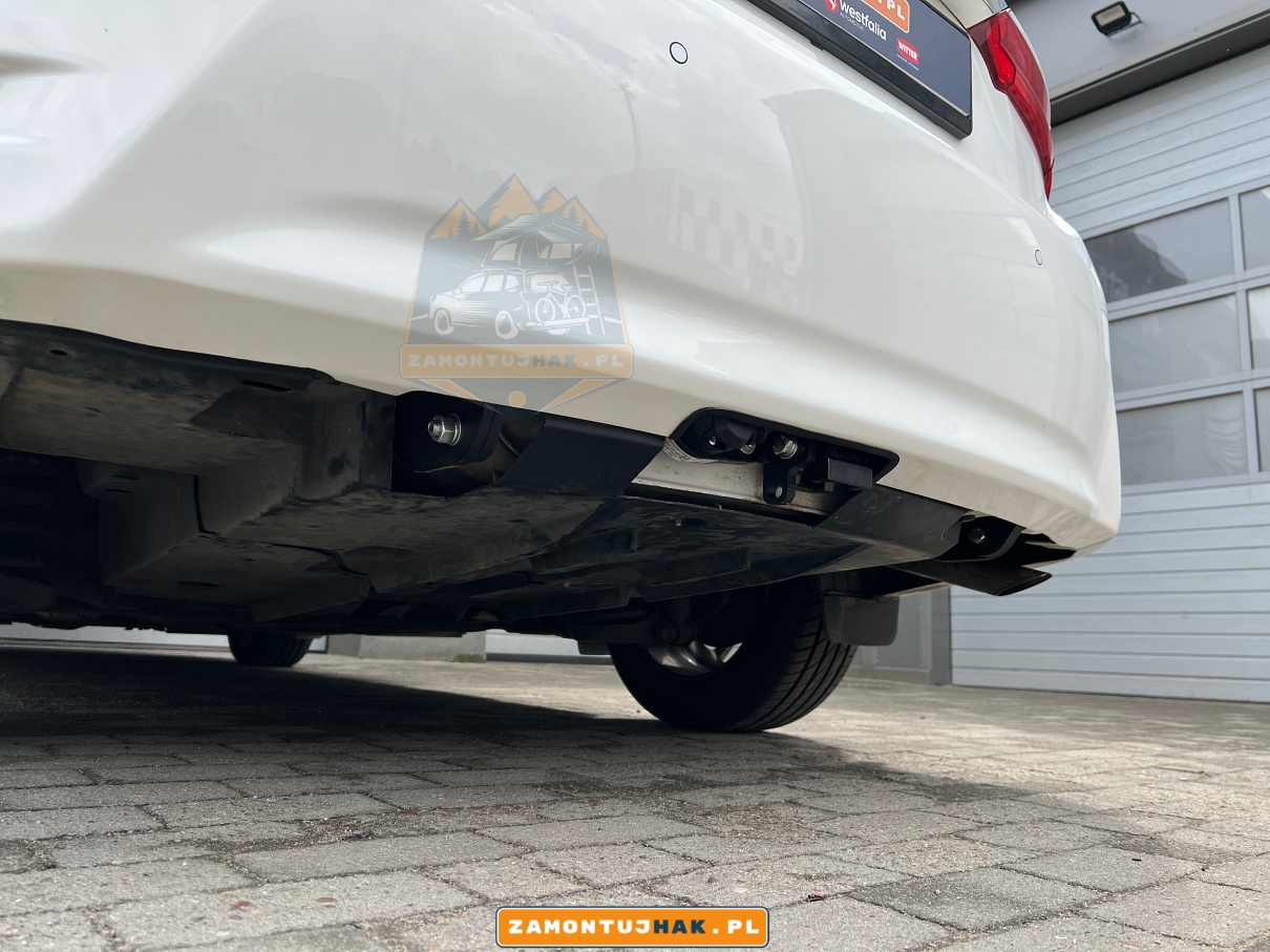 na zdjeciu wycięcie w zderzaku potrzebne do haka holowniczego wypinanego pionowo w toyota corolla e18 hak steinhof 